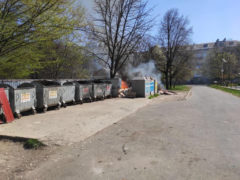 Черговий підпал? Біля дитячого садка у Мукачеві горить смітник (ФОТО)