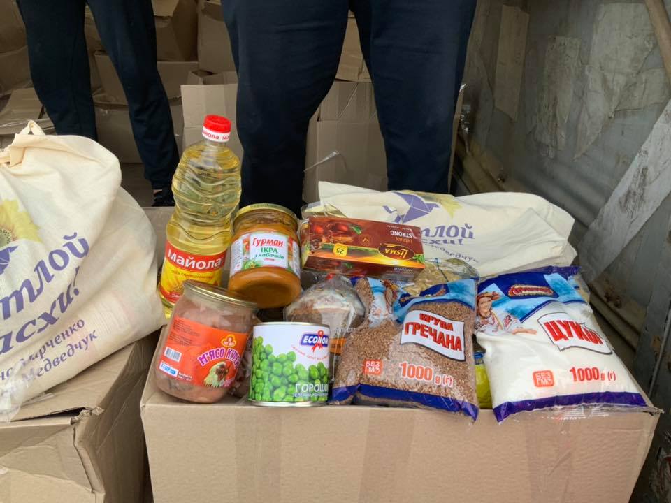Великодній дарунок: закарпатцям роздали продуктові набори від Віктора Медведчука та Оксани Марченко (ВІДЕО)