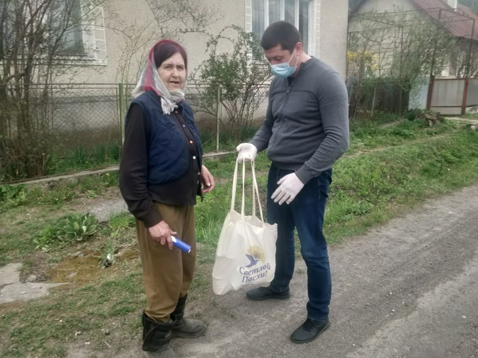 Жителі Великоберезнянського району отримали Великодні подарунки від Віктора Медведчука та Оксани Марченко (ФОТО)