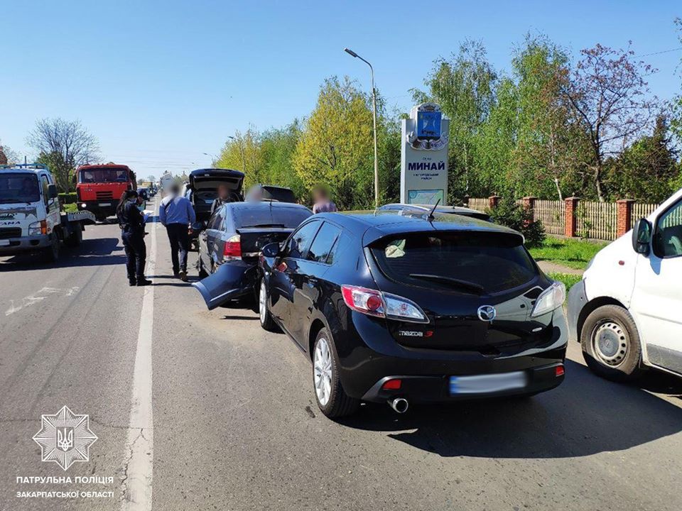 Зіткнулися чотири автомобілі: на Ужгородщині масштабна ДТП (ФОТО)
