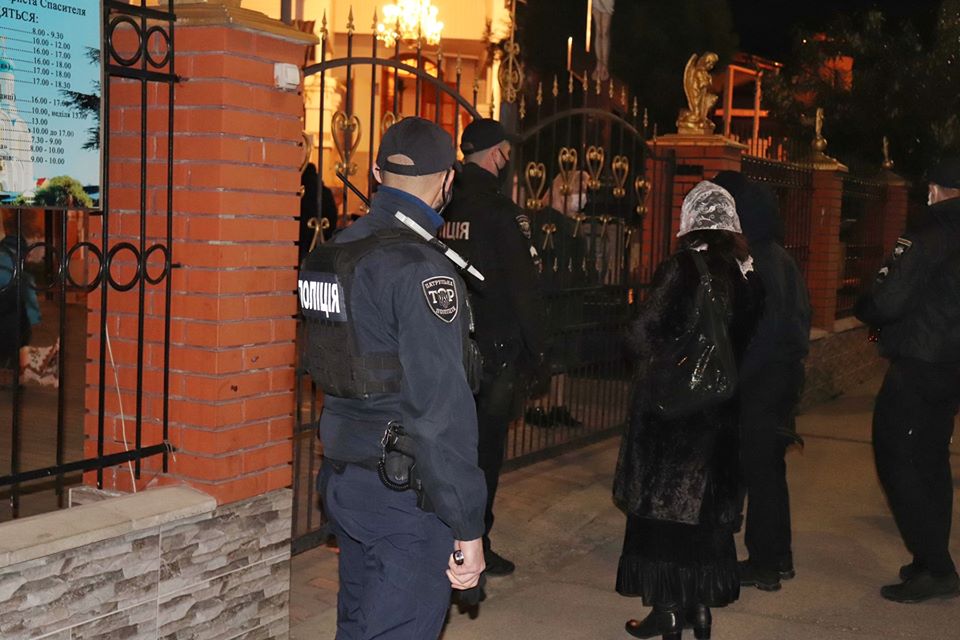 Поліція Закарпаття повідомила чи були порушення карантину у Великодню ніч (ФОТО)