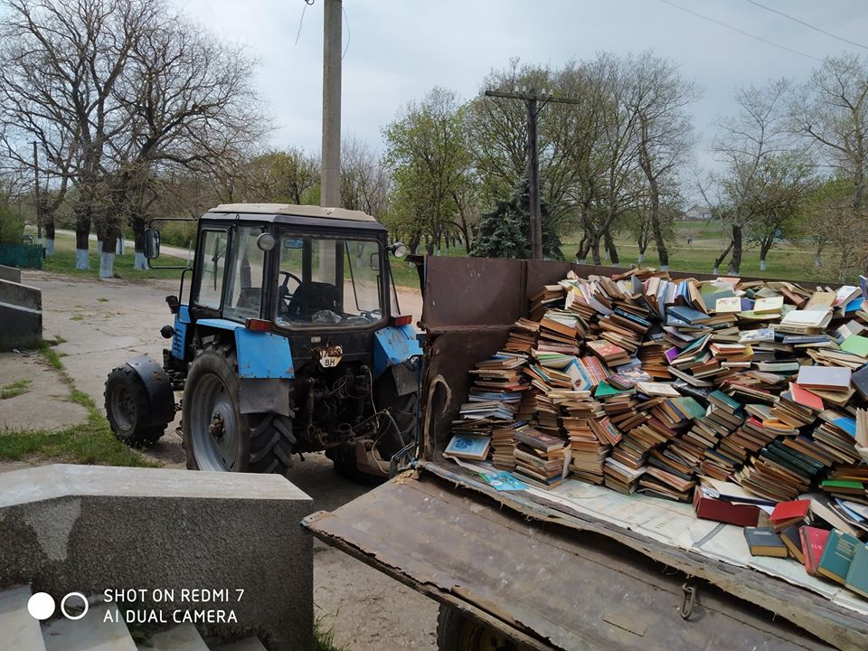 Сотні книг з сільської бібліотеки вивозять у невідомому напрямку (ФОТО)