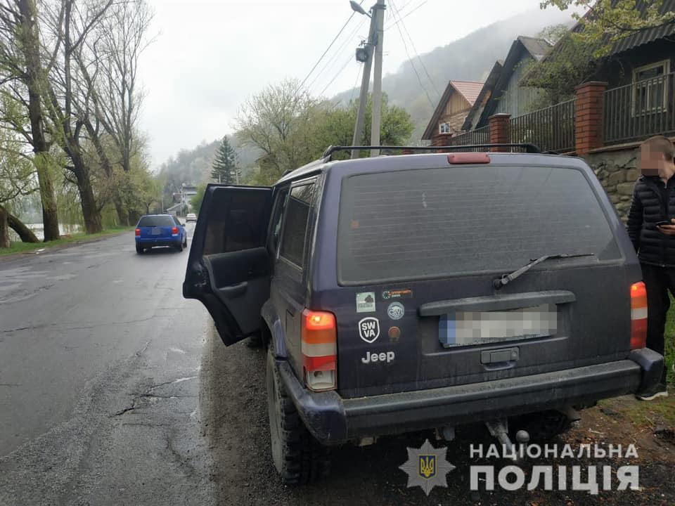 На Рахівщині поліція зупинила джип вщент "запакований" цигарками (ФОТО)