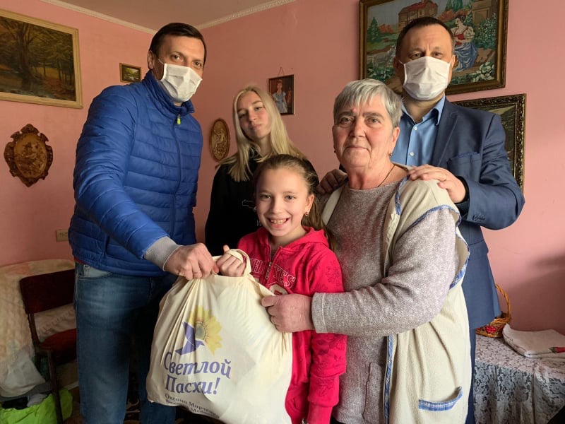 З турботою про нужденних: близько 300 сімей Ужгорода та Ужгородщини отримали допомогу від Оксани Марченко і Віктора Медведчука (ФОТО)