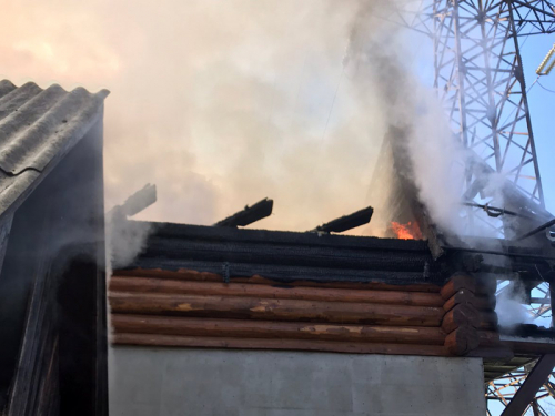Хотів пекти паски та ледь не спалив хату: на Закарпатті горів житловий будинок (ФОТО)