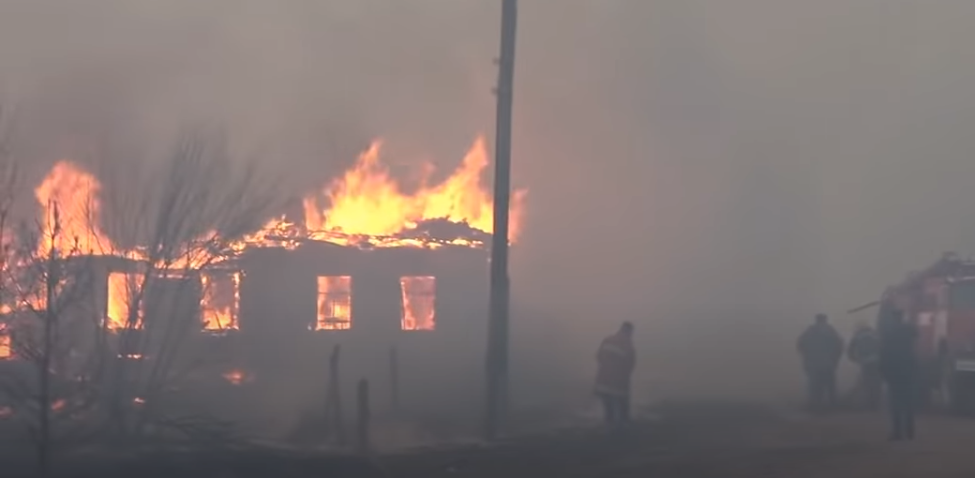 З'явилося відео палаючого села: у вогні житлові та господарські будівлі (ВІДЕО)