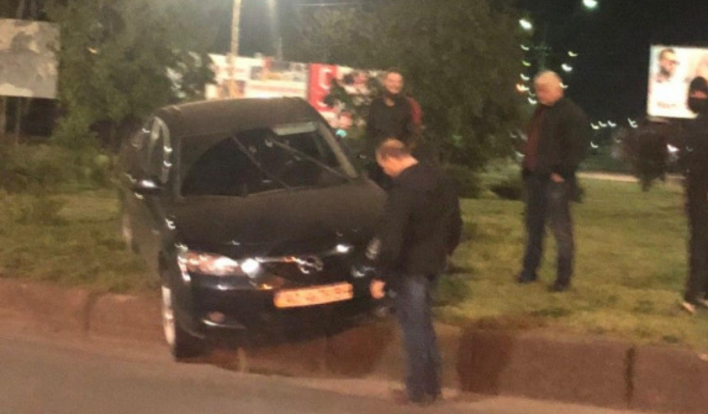 ДТП в Ужгороді: автівка вилетіла на кільцеву розв’язку (ФОТО, ВІДЕО)