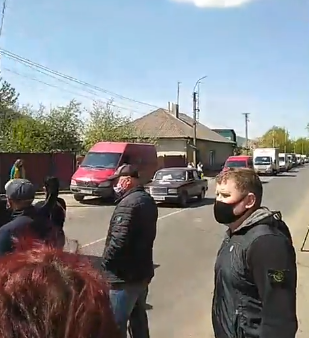 Об'єднали зусилля: при в'їзді в Хуст люди перекрили дорогу "Мукачево-Рогатин" (ВІДЕО)
