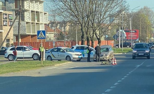 Жахаюча ДТП в Ужгороді: авто збило велосипедиста (ВІДЕО)