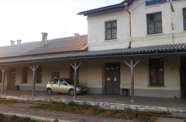"Де хочу там паркуюся": у Виноградові "олень" припаркував своє авто на пероні вокзалу (ФОТО)