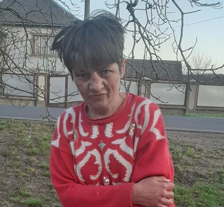 Пішки та на самоті: жінка з Мукачева з невідомих причин блукає сусідніми селами (ФОТО)