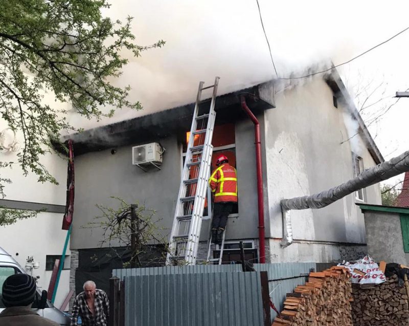 У Хусті горів триповерховий новозбудований будинок (ФОТО)