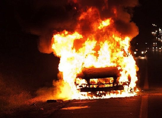 Нічна пожежа: з невідомих причин на Закарпатті горіла Audi Q7