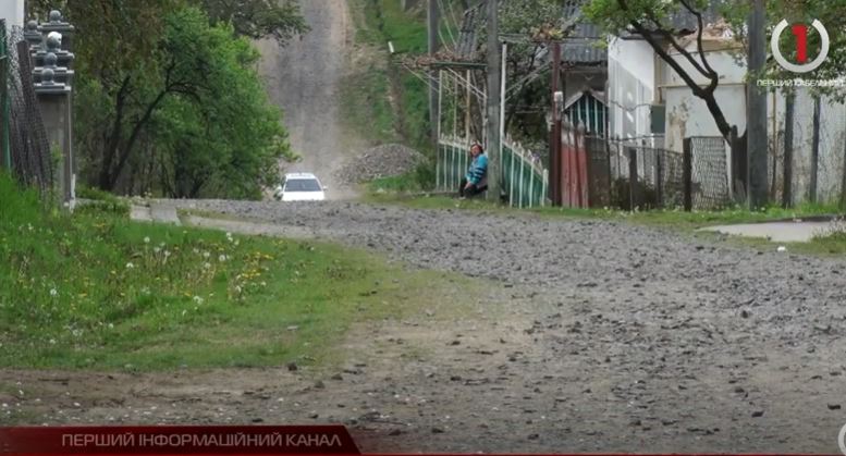 У селі Воловиця люди понад 30 років очікують ремонт дороги (ВІДЕО)