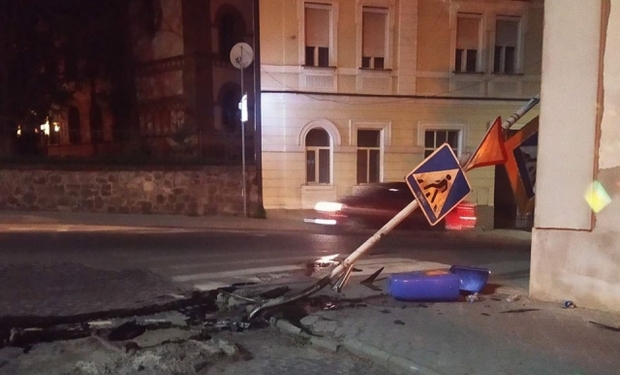 ДТП в Ужгороді: автівка знесла дорожній знак - водій втік і покинув ТЗ (ФОТО)