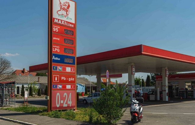 Сусідня Угорщина закриває АЗС через низькі ціни на пальне (ФОТО)