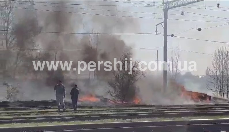 У Мукачеві пожежа на залізниці: вогонь перекинувся з поля (ВІДЕО)