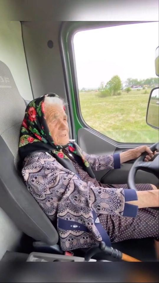 Про це вся Україна говорить: 90-річна баба Ріна з Тячівщини "ганяє" на ванатажівці (ВІДЕО)
