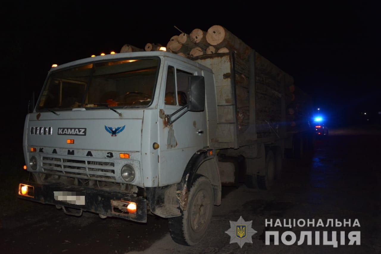 Тіло залишив серед дороги: на Тячівщині смертельна ДТП за участі вантажівки (ФОТО)