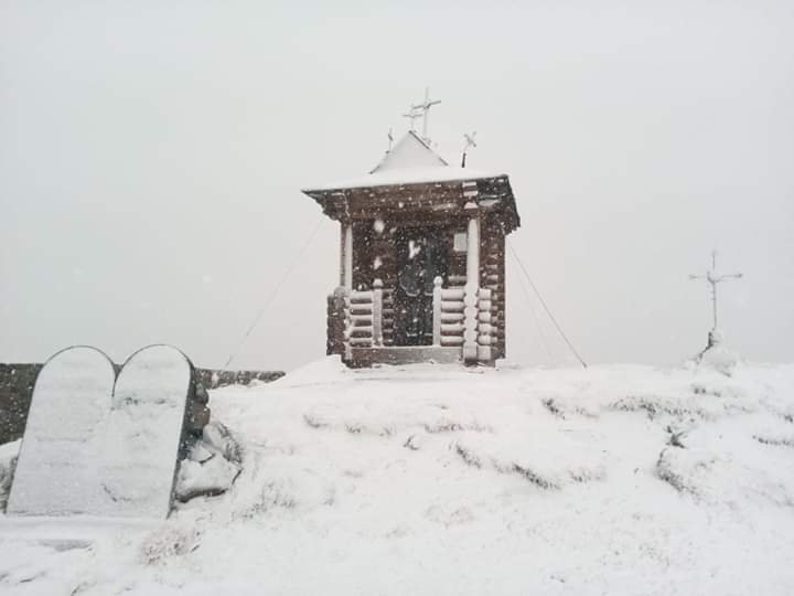 Зима у травні: на Рахівщині продовжує падати сніг (ВІДЕО)