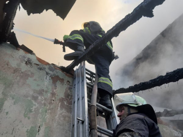 У Мукачеві знову пожежа: горів дачний будинок (ФОТО)