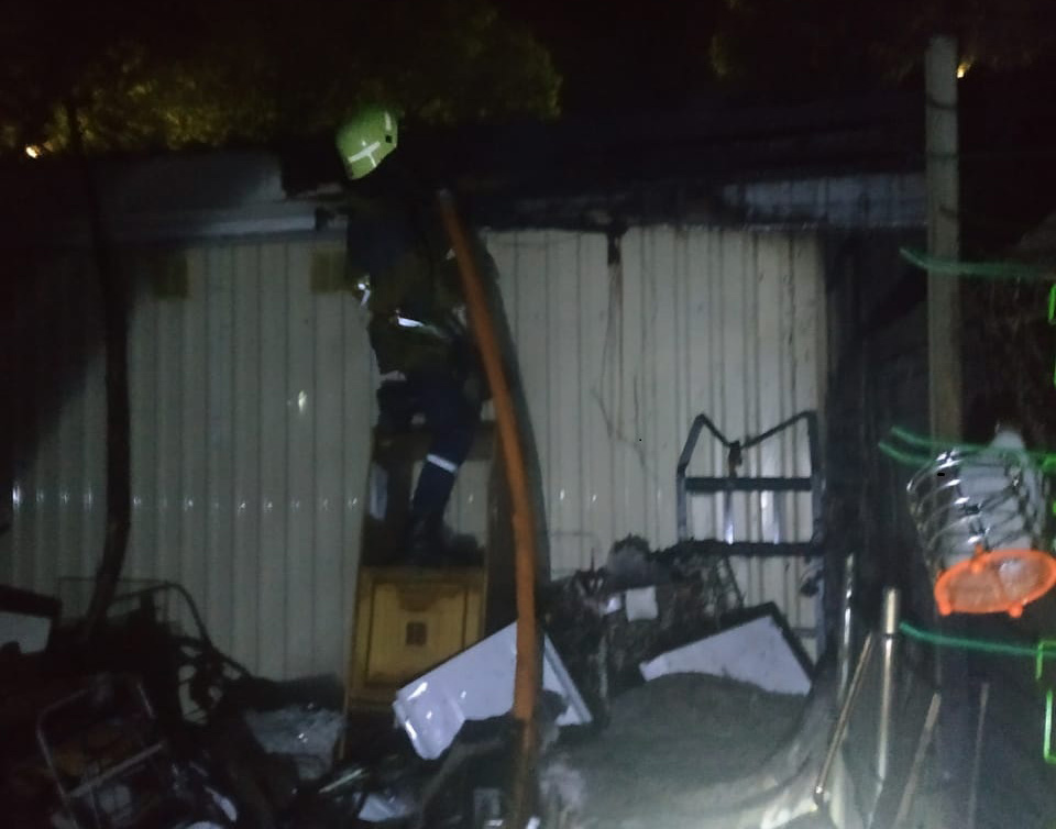 Гаряча ніч: в Ужгороді трапилася пожежа на місцевому ринку (ФОТО)
