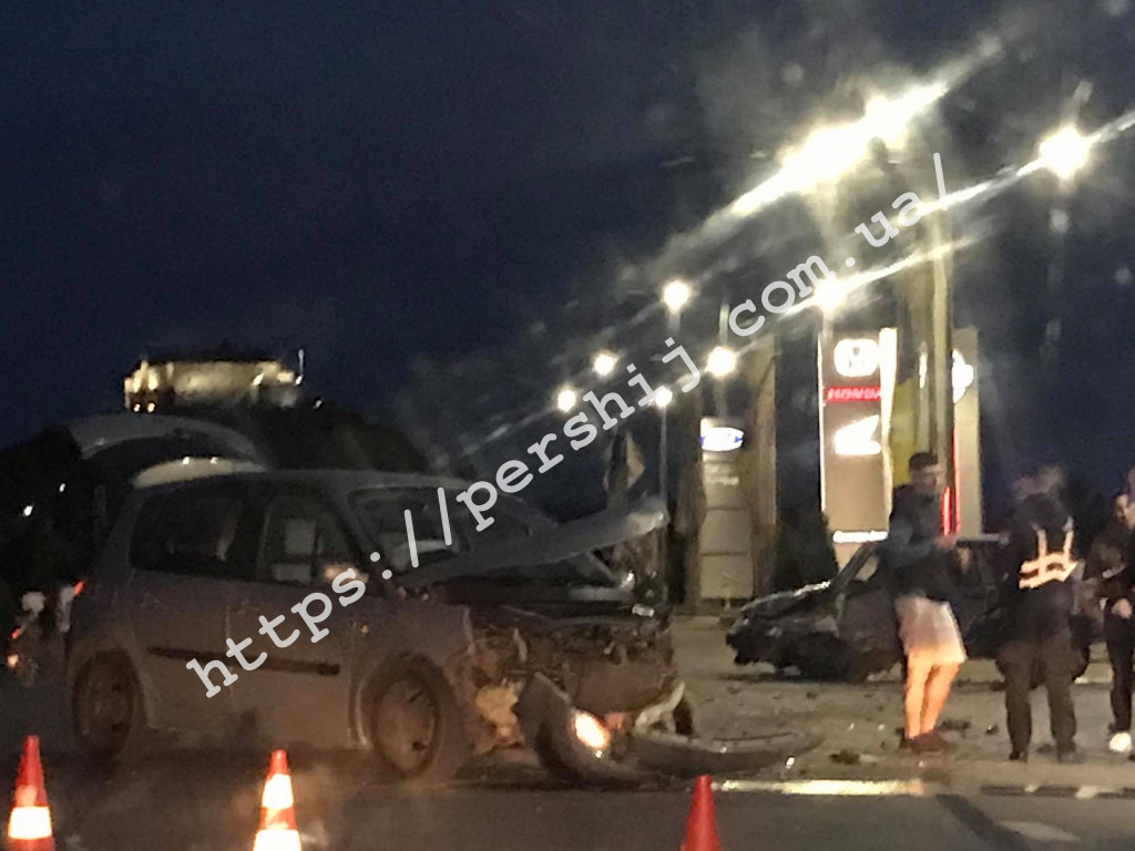 Автозапчастини розкидало по всій дорозі: у Мукачеві трапилася ДТП (ФОТО, ВІДЕО)