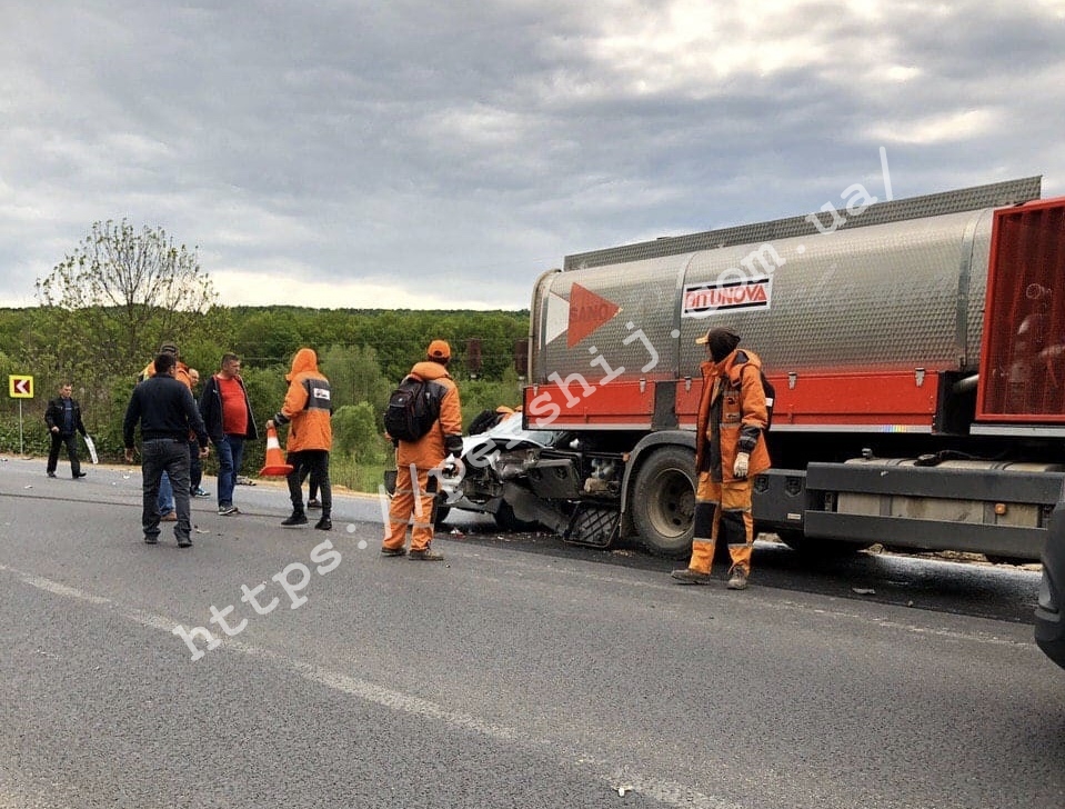Частини авто розкидало по дорозі: поблизу Мукачева моторошна ДТП за участі легковика та вантажівки (ФОТО)