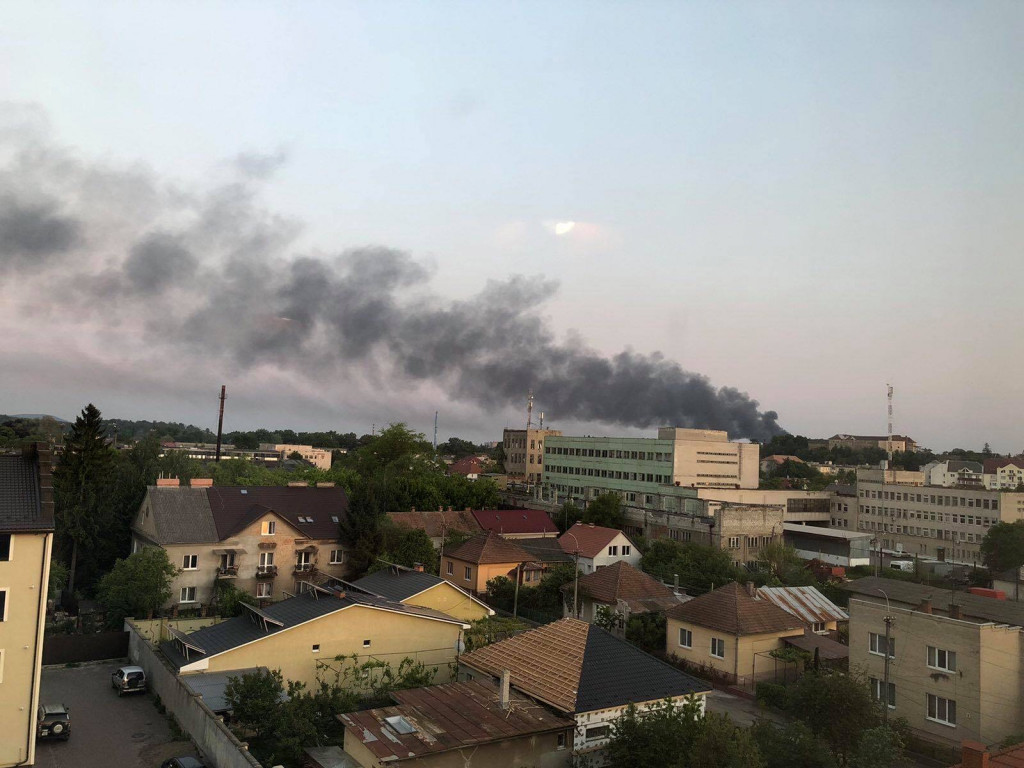В Ужгороді під вечір розгорілася масштабна пожежа (ФОТО, ВІДЕО)