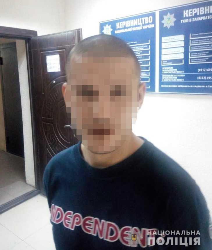 Бив та погрожував: в Ужгороді чоловік напав на поліцейського (ФОТО)