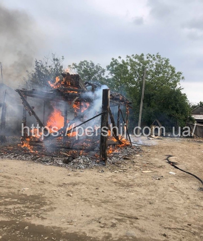 Пожежа в Мукачеві: у ромському поселенні згорів будинок - ОНОВЛЕНО (ФОТО, ВІДЕО)