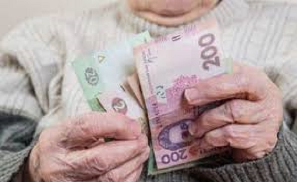 Пенсіонери щомісяця отримуватимуть надбавку до пенсії: скільки і хто отримає