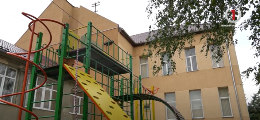 У трьох школах Мукачева облаштували спортивні майданчики (ВІДЕО)