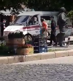 Центром Мукачева гуляла оголена агресивна жінка (ВІДЕО)