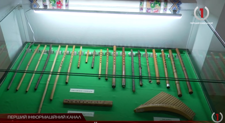 В Ужгородському замку відкрили експозицію народних музичних інструментів та виставку артефактів (ВІДЕО)