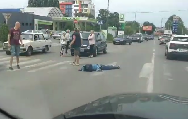 ДТП в Ужгороді: на пішохідному переході збили людину (ФОТО, ВІДЕО)