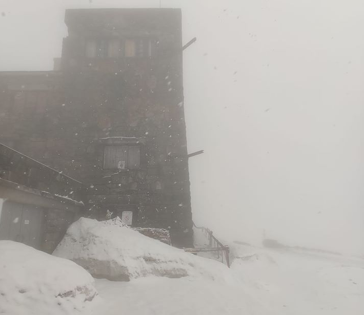 Зимова весна: на Рахівщині гори вкриває сніг, а температура майже сягає нуля (ФОТО)