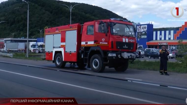 Горів «на ходу»: у Мукачеві біля «Епіцентру» палала вантажівка (ВІДЕО)