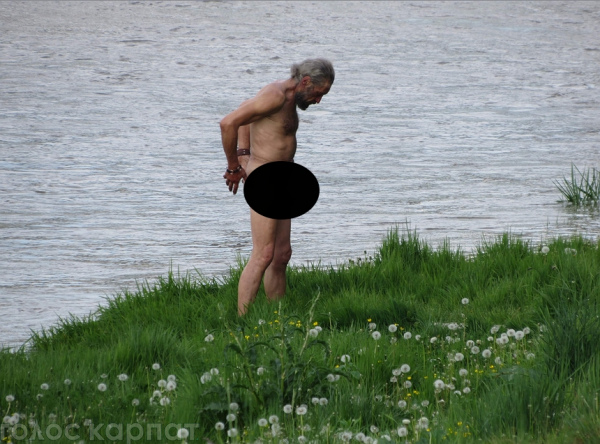 Місцевий нудист? У центрі Мукачева розгулює голий чоловік (ФОТО)