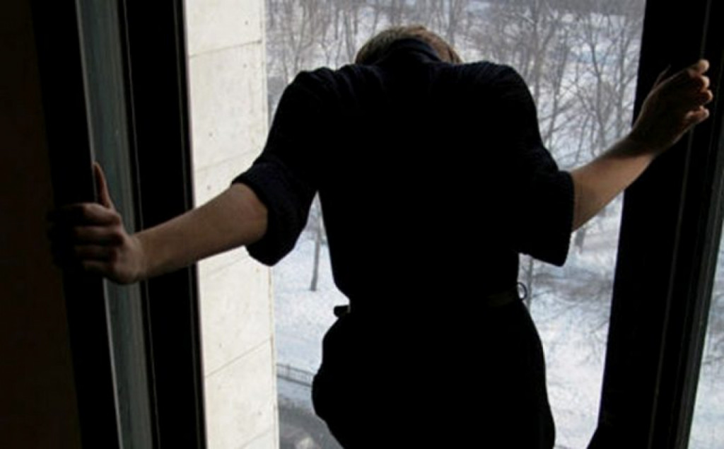 Стрибнула з вікна: в Тячеві жінка покінчила життя самогубством (ВІДЕО)