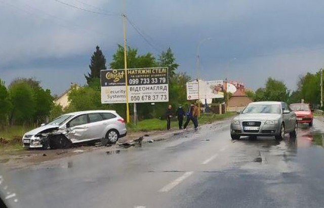 В Ужгороді автотроща - два автомобілі не поділили дорогу (ФОТО, ВІДЕО)