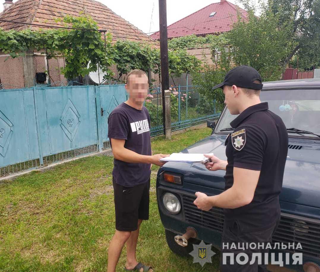 Мотиви з’ясовують: поліція розшукала чоловіків які нищили автівки таксі в Мукачеві
