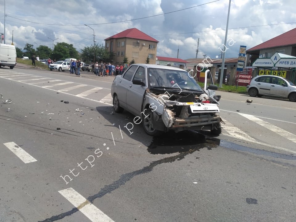 ДТП в Мукачеві, на Берегівській об'їзній зіштовхнулися "десятка" та Skoda