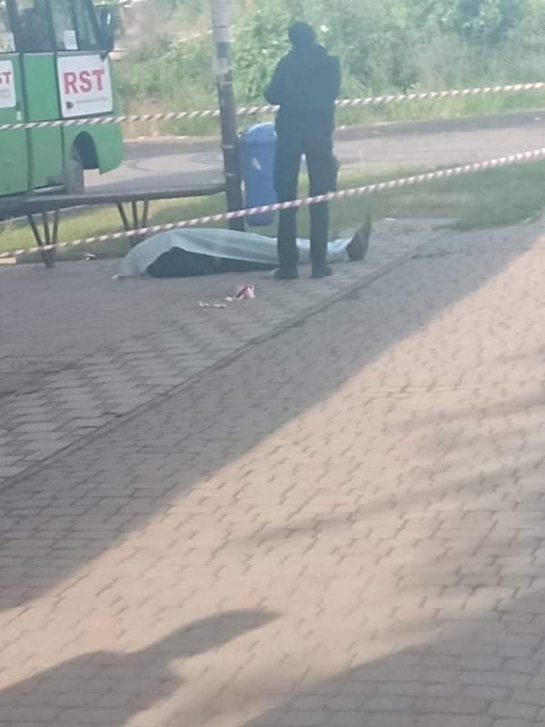 Ранкова "знахідка": в Ужгороді на зупинці виявили труп (ФОТО)