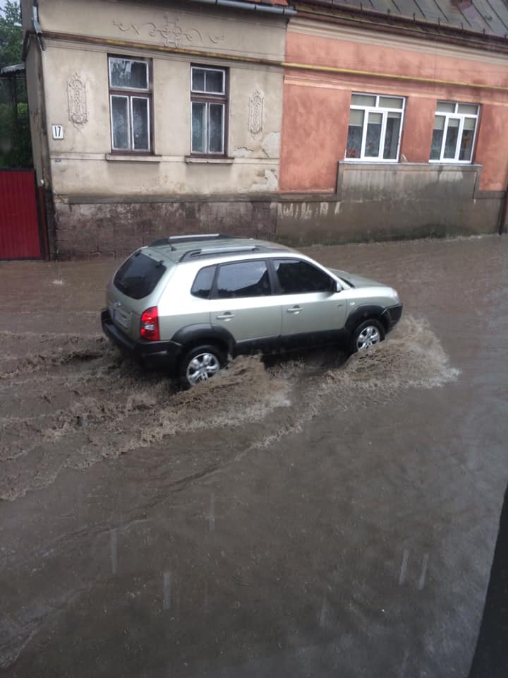 Підтоплені вулиці, та водоспад у під'їзді: наслідки негоди у Мукачеві (ФОТО, ВІДЕО)