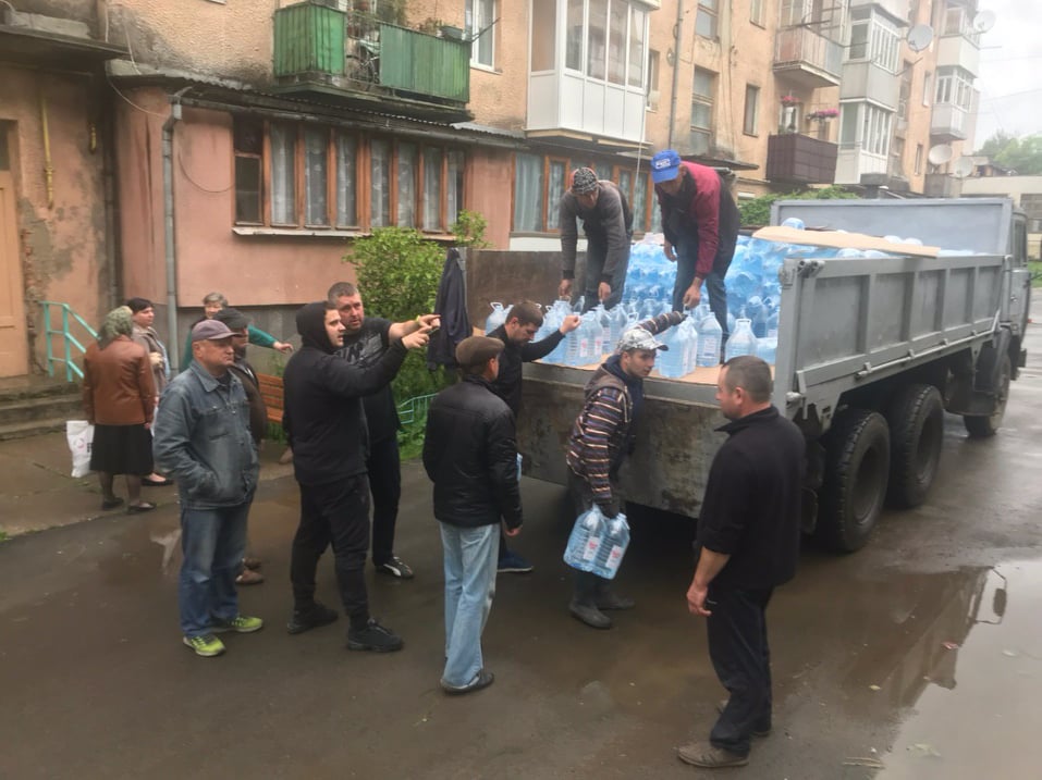 На Закарпатті жителям Полянської ОТГ роздавали питну бутильовану воду (ФОТО)