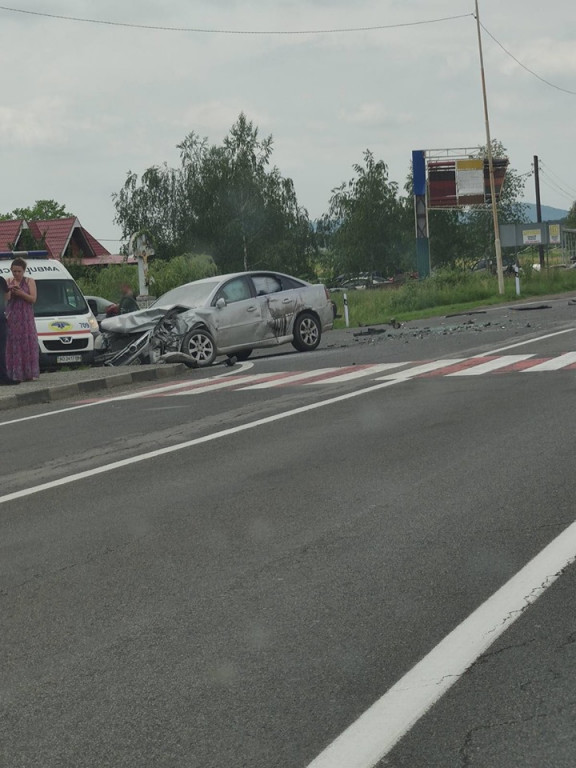 Автотроща на Мукачівщині: на місці працює швидка (ФОТО, ВІДЕО)
