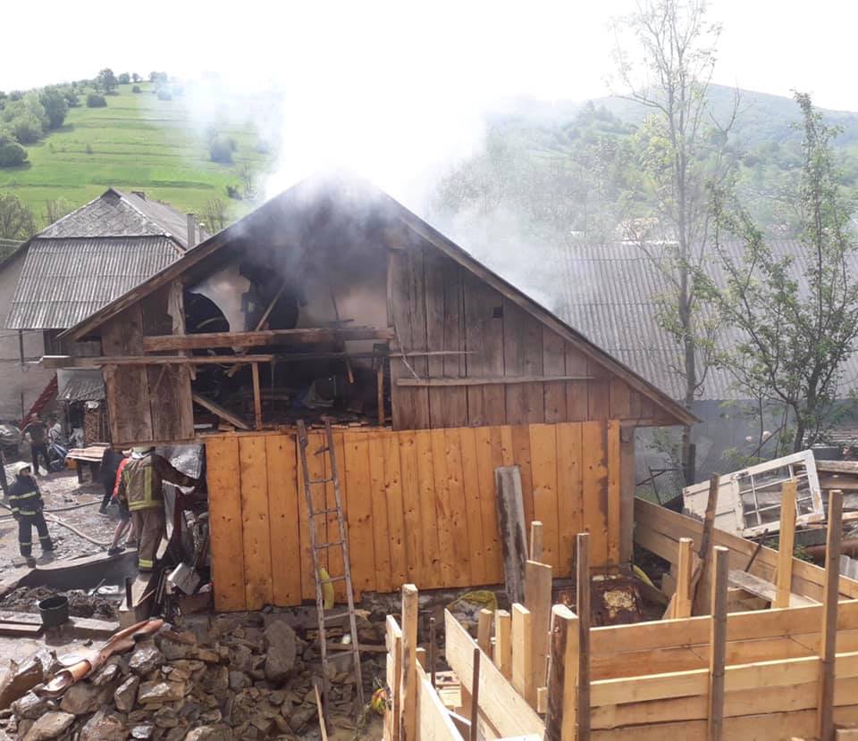 Пожежа на Міжгірщині: вогонь ледь не спалив житловий будинок (ФОТО)