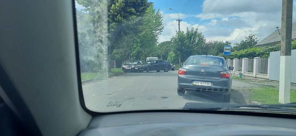Аварія в Ужгороді: дорогу не поділили два автомобілі (ФОТО, ВІДЕО)