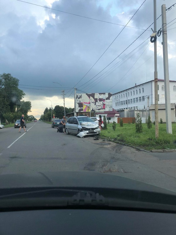 Вечірня аварія трапилася у Мукачеві: нерозминулися два авто (ФОТО, ВІДЕО)